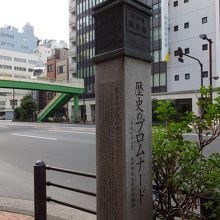 この形式の標柱が１３本、通りの左右にあります。