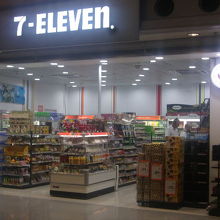 ターミナル１到着階の店舗はちょっと小さ目です