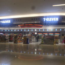 横長で広々としたT2出発階店舗の様子