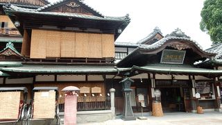 歴史を感じさせる佇まい