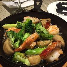 エビとマッシュルームのアヒージョ