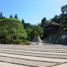 向月台と銀沙灘の向こうに観音殿