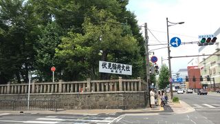 春の稲荷祭では賑わう