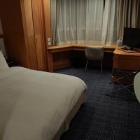 やや広めの客室。寝心地も良い