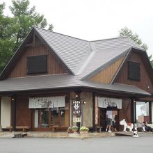 かわいらしい山小屋風の外観