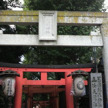 上野の花園神社の参道入口です。赤い鳥居が連続して続いています