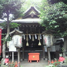 花園稲荷神社の本殿です。緑の樹々に囲まれた静かな環境です。