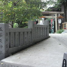 左側の五條天神社の標識柱の右端には、花園神社の入口があります