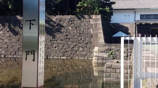 門の中には何が