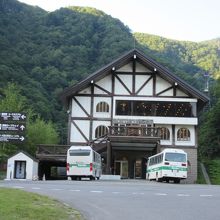 温泉街のてっぺんに山麓駅があります