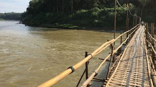 ルアンパバーンの町に流れるメコン川の支流