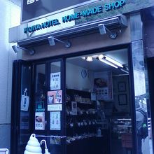 お店の入り口そばです。