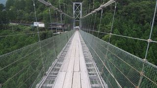 スリル満点の吊り橋