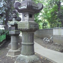 不忍池への池之端参道にも、神事のための石灯籠が並んでいます。