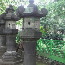 池之端参道沿いに、不忍池に向かって並んでいる石灯籠の列です。