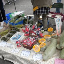 お店によって色々なものを扱っています。輪切りになった南瓜あり