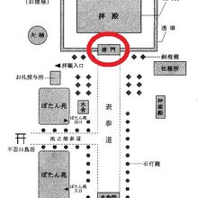 上野東照宮の唐門は、東照宮の社殿の前に建てられている門です。