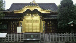 上野東照宮は、徳川家康が永く安らかに眠れる場所として造営され、その門が、唐門です。