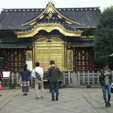 上野東照宮の唐門には、多くの観光客が訪れ、豪華さに感心します