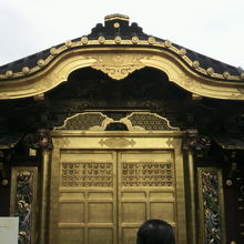 上野東照宮の唐門上部です。唐門の精緻な彫り物の様子が見えます