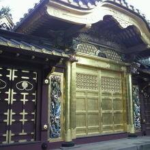 上野東照宮の唐門を、斜め南側の方向から見ている様子です。