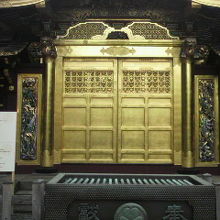 上野東照宮の唐門を見ている写真です。昇り竜と降り竜が見えます