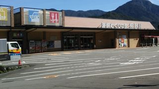 食事、休憩、買い物ができるドライブイン