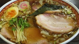 自家製のビラビラした手打ち縮れ麺がおいしい
