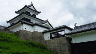 小ぶりだが美しい木造復元の三重櫓