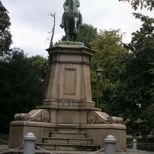 小松宮彰仁親王銅像、台座及び敷地の全体像です。大きな施設です