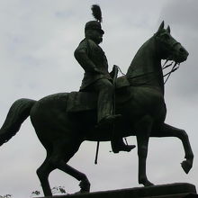 小松宮彰仁親王の銅像の側面の様子です。活き活きとした感じです