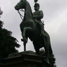 小松宮彰仁親王の銅像を左側の斜め下方向から見ている様子です。