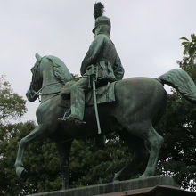小松宮彰仁親王の銅像を、左側の後方から見ている写真です。
