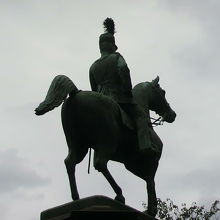 小松宮彰仁親王の銅像の右側を、斜めから見ている写真です。