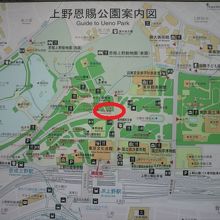 小松宮彰仁親王の銅像は、上野公園のほぼ中央に位置しています。