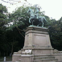 小松宮親王像は、大きく高く、公園の中央にあり、目立ちます。