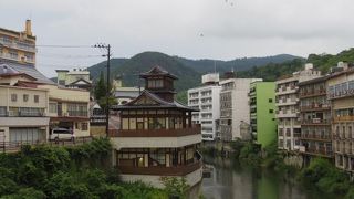 歴史ある温泉街のしっとりした風景