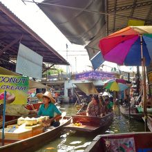 観光客で賑わうマーケット