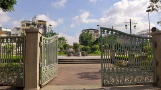 ６本の道路が集まっているロータリー