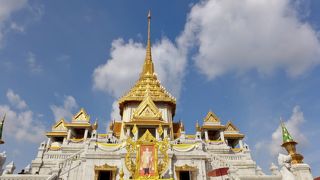 黄金の仏像が鎮座しています