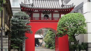 真っ赤な門が目立ちます