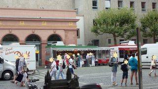 グーテンブルク博物館と大聖堂に挟まれた広場