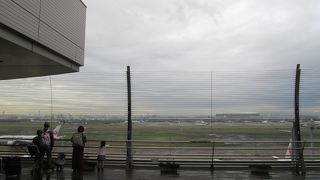 朝の羽田空港国内線第1ターミナル展望デッキ 