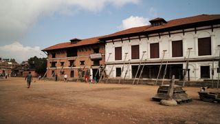 つっかえ棒で支えている建物もあり痛々しかったです