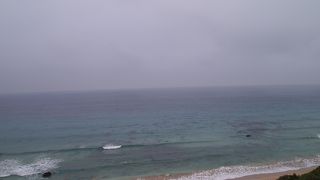 美しい白砂と透明度良い海