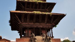 奇跡的に地震の被害を免れました、美しい建築です