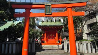 裏参道近くに建っています