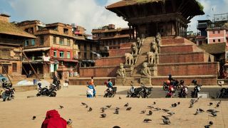 美しいニャタポラ寺院の前にある広場です