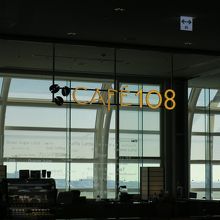 目立ちませんが，cafe108の看板があります