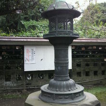 東照宮のため屋敷敷地を供出した藤堂高虎の寄進した銅燈籠です。